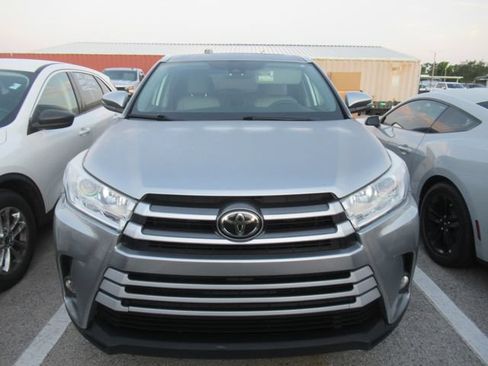 Used 2019 Toyota Highlander XLE FWD image 2