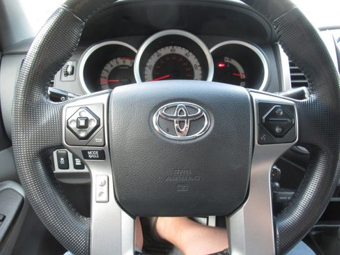 Used 2015 Toyota Tacoma 4x4 Access Cab V6 w/ TRD Sport Package image 21