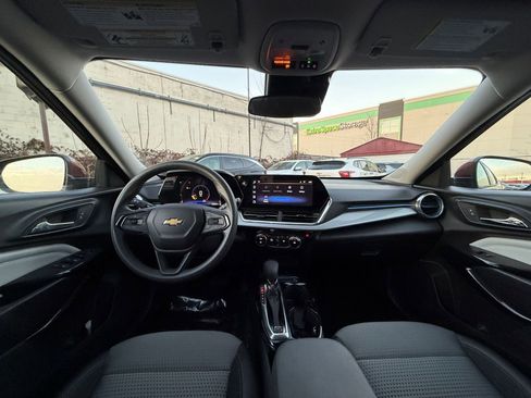 Used 2025 Chevrolet Trax LT image 31