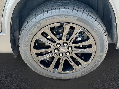 Used 2023 GMC Acadia SLE w/ Driver Convenience Package FWD image 33