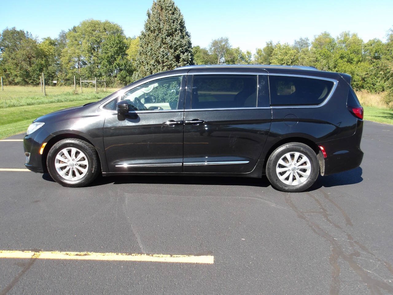 Used 2018 Chrysler Pacifica Touring-L FWD image 10