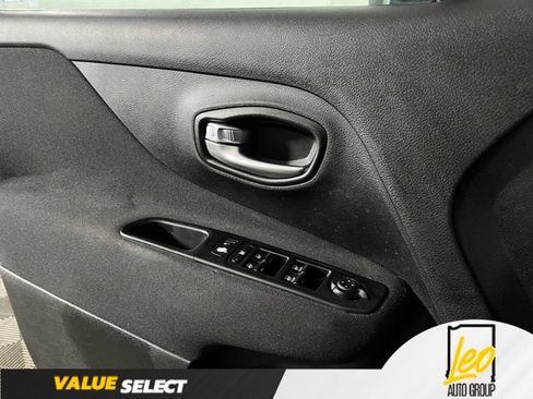 Used 2018 Jeep Renegade Latitude w/ Popular Equipment Group FWD image 10