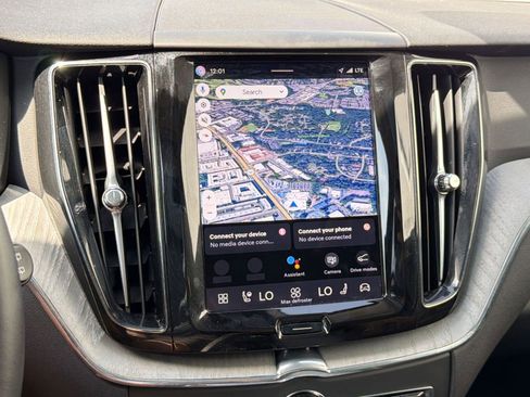 Used 2025 Volvo XC60 B5 Plus image 21