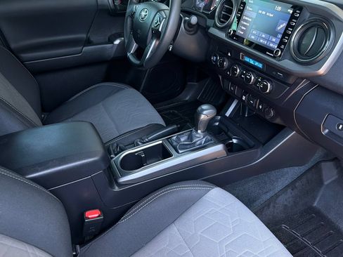 Used 2022 Toyota Tacoma TRD Off-Road AWD/4WD image 17