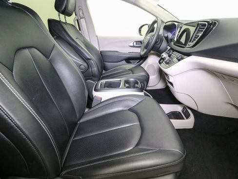 Used 2024 Chrysler Pacifica Touring-L image 17