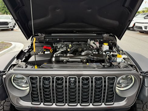 Used 2025 Jeep Gladiator Mojave w/ Convenience Group AWD/4WD image 28