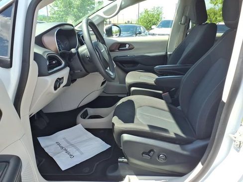 Used 2023 Chrysler Voyager LX FWD image 19