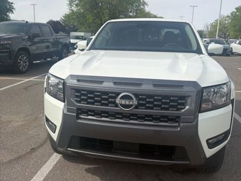 Used 2025 Nissan Frontier SV w/ SV Convenience Package image 2