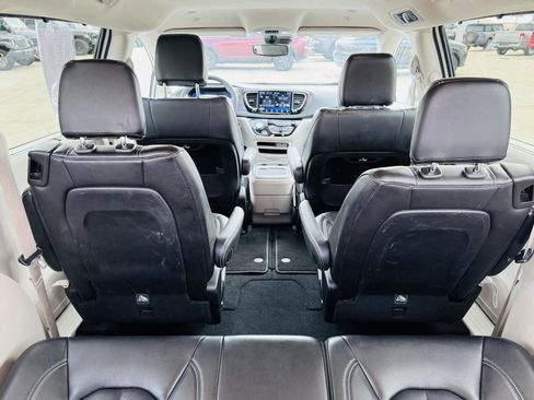 Used 2023 Chrysler Pacifica Touring-L image 30