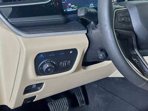 Used 2022 Jeep Grand Cherokee Limited 4xe w/ Luxury Tech Group II AWD/4WD image 17