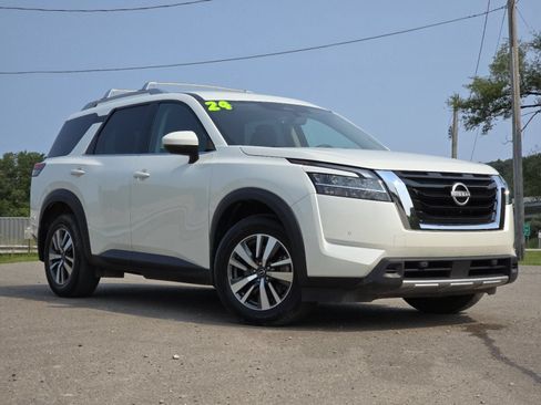 Used 2024 Nissan Pathfinder SL w/ Cargo Package AWD/4WD image 2