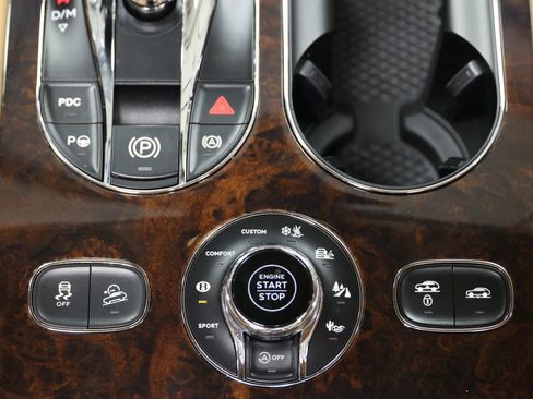 Used 2018 Bentley Bentayga AWD/4WD image 44