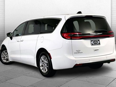 Used 2024 Chrysler Pacifica Touring-L FWD image 11