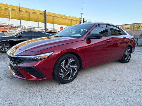 Used 2025 Hyundai Elantra Sport image 3