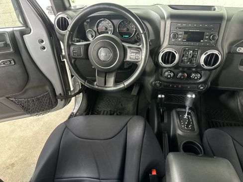 Used 2015 Jeep Wrangler Unlimited Rubicon AWD/4WD image 16