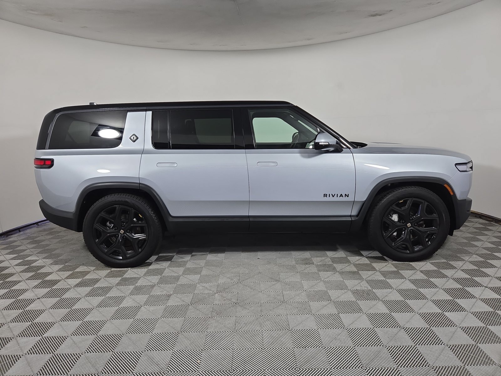 Used 2025 Rivian R1S Adventure Dual AWD/4WD image 6