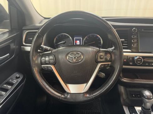 Used 2017 Toyota Highlander XLE AWD/4WD image 16