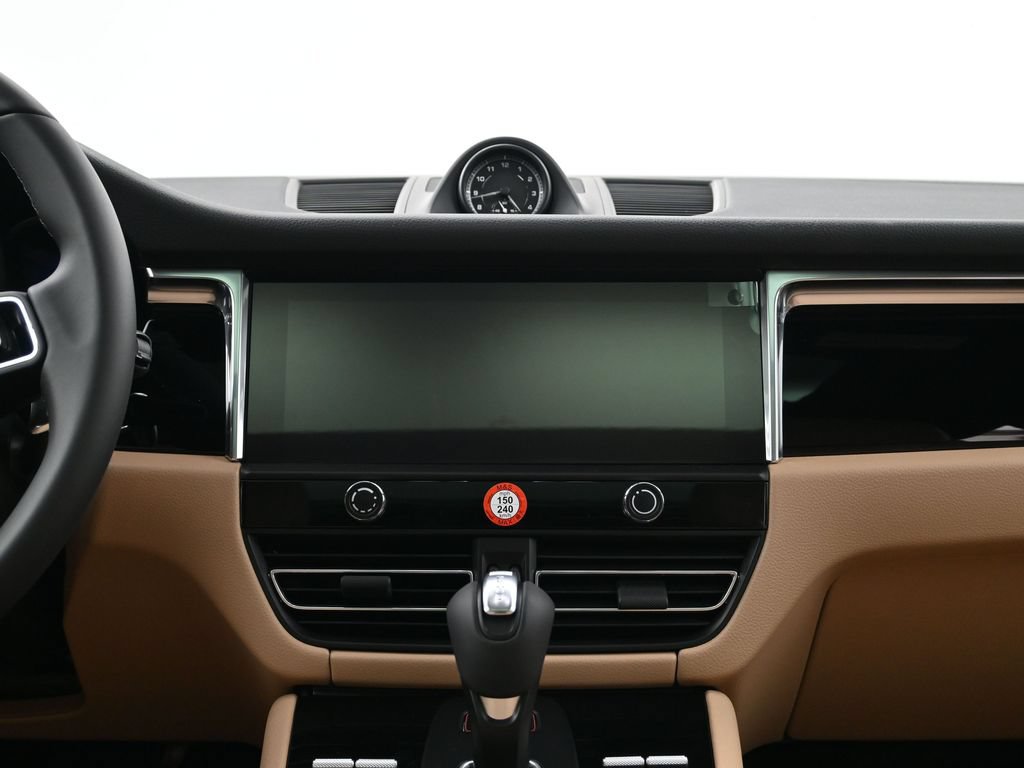 Certified 2026 Porsche Macan AWD/4WD image 11