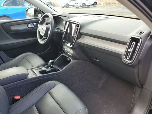 Used 2025 Volvo XC40 B5 Core image 29