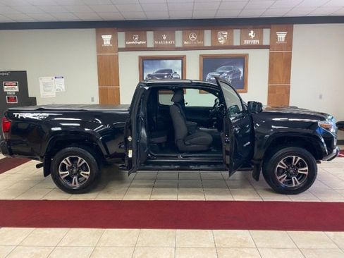 Used 2019 Toyota Tacoma TRD Sport image 9