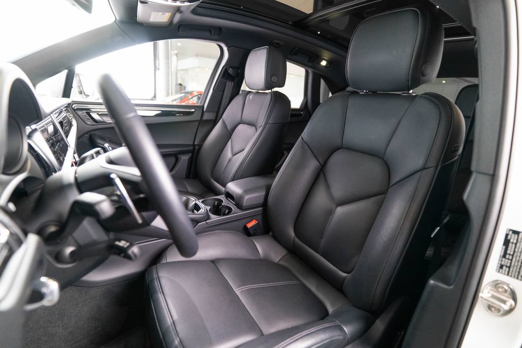 Certified 2026 Porsche Macan AWD/4WD image 5