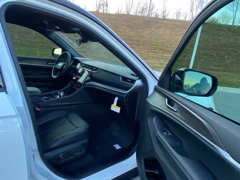 New 2025 Jeep Grand Cherokee Limited image 28