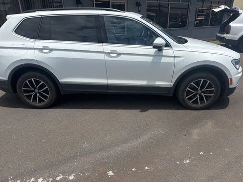 Used 2021 Volkswagen Tiguan SE w/ Panoramic Sunroof Package FWD image 4