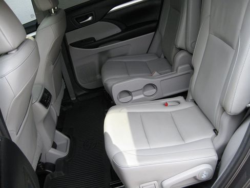 Used 2017 Toyota Highlander XLE AWD/4WD image 25