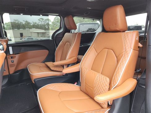 New 2026 Chrysler Pacifica Pinnacle image 19