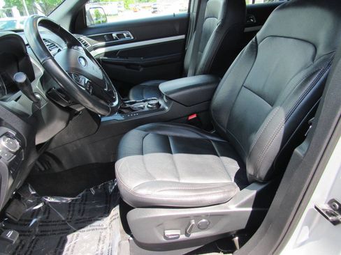Used 2017 Ford Explorer XLT w/ Equipment Group 202A AWD/4WD image 32