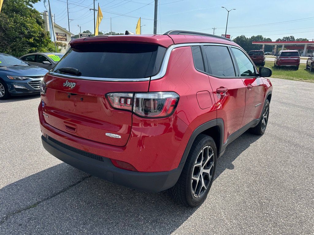 Used 2024 Jeep Compass Latitude AWD/4WD image 5