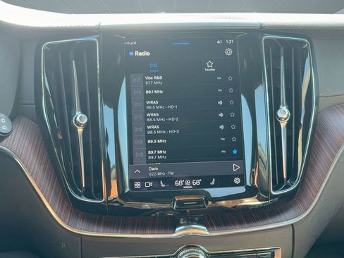 Certified 2023 Volvo XC60 B5 Ultimate w/ Protection Package Premier image 22