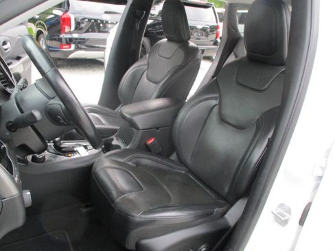 Used 2019 Jeep Cherokee Limited image 19