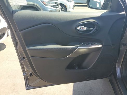 Used 2019 Jeep Cherokee Limited image 19