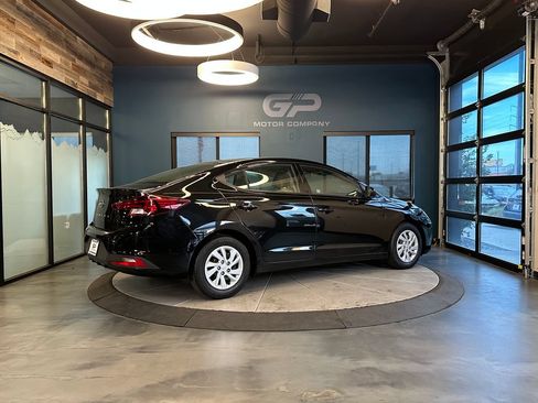 Used 2020 Hyundai Elantra SE FWD image 3