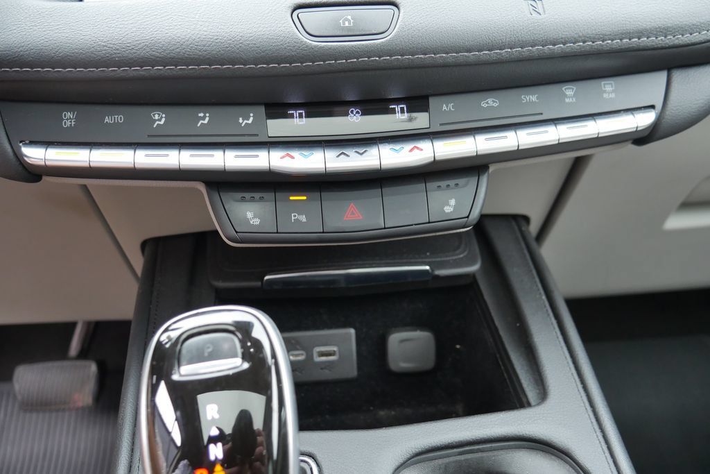 Used 2021 Cadillac XT4 Premium Luxury w/ Cold Weather Package AWD/4WD image 17