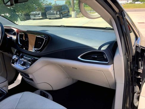 Used 2020 Chrysler Pacifica Limited FWD image 19