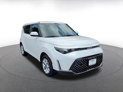 Used 2025 Kia Soul LX w/ LX Technology Package FWD image 3