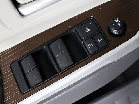 Used 2022 Toyota Sienna XLE image 16