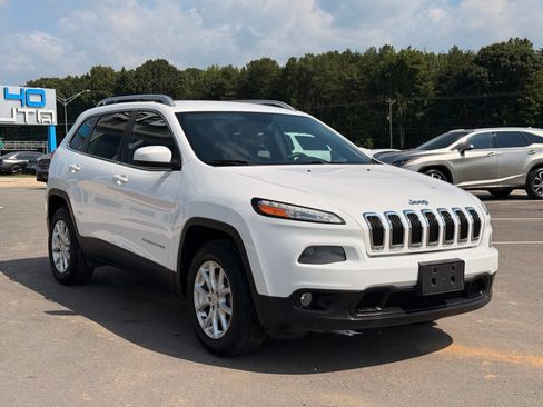 Used 2018 Jeep Cherokee Latitude w/ Safety Group AWD/4WD image 7