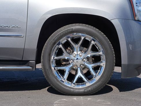 Used 2020 GMC Yukon XL SLT w/ Premium Edition image 11