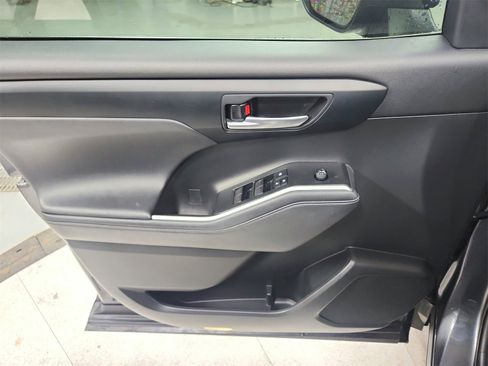 Used 2020 Toyota Highlander XLE image 33