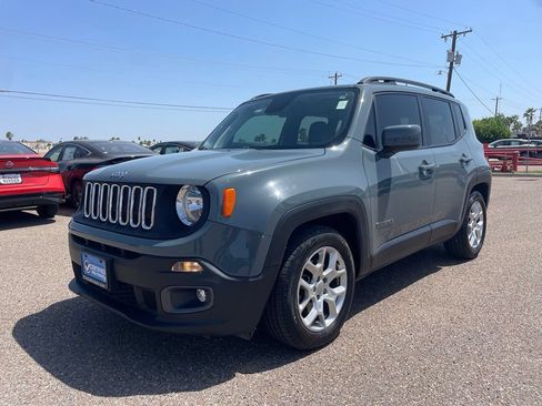 Used 2018 Jeep Renegade Latitude FWD image 3