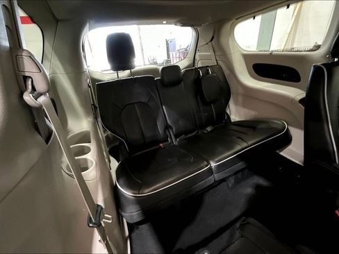 Used 2022 Chrysler Pacifica Limited image 27