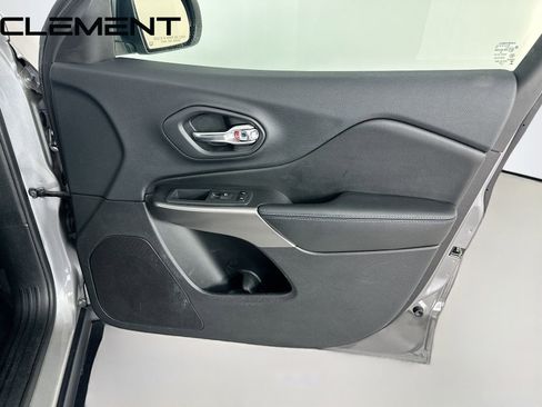 Used 2019 Jeep Cherokee Latitude w/ Cold Weather Group image 35