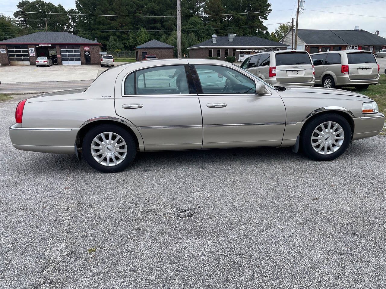 Used 2007 Lincoln Town Car Signature RWD image 7