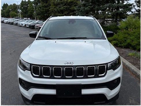 Used 2023 Jeep Compass Latitude w/ Convenience Group AWD/4WD image 2