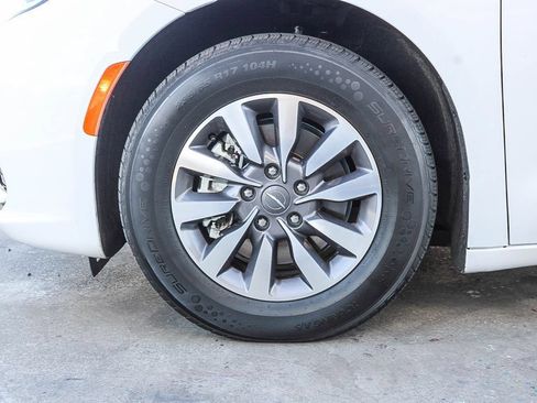Used 2024 Chrysler Pacifica Limited FWD image 11