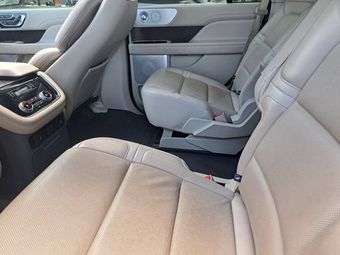 Used 2021 Lincoln Navigator Reserve w/ Luxury Package RWD image 22