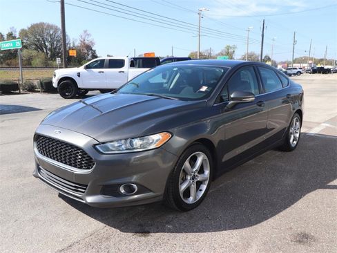 Used 2015 Ford Fusion SE image 3